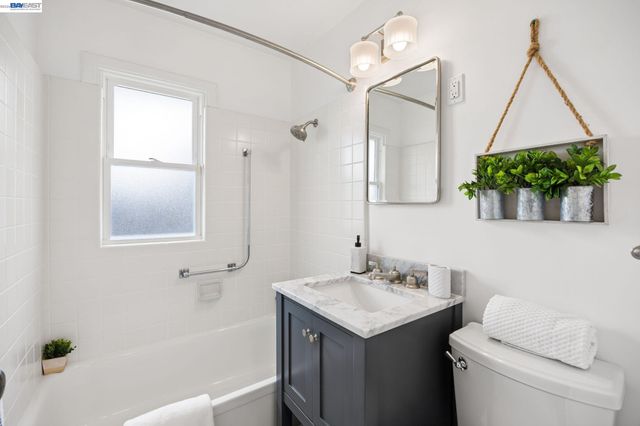 104 Cypress St, Alameda, CA 94501