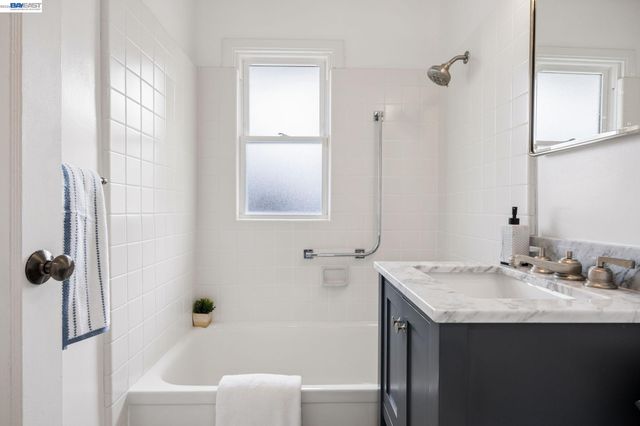 104 Cypress St, Alameda, CA 94501