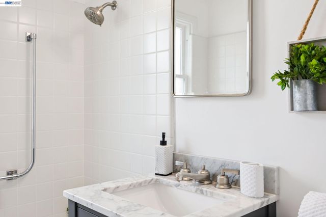 104 Cypress St, Alameda, CA 94501