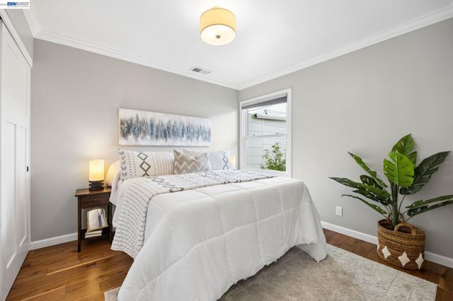 104 Cypress St, Alameda, CA 94501