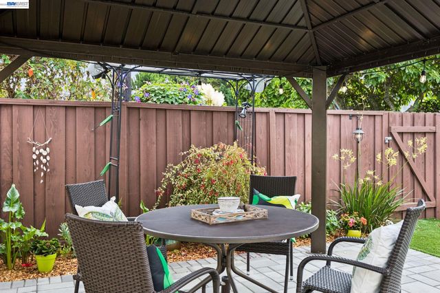 104 Cypress St, Alameda, CA 94501