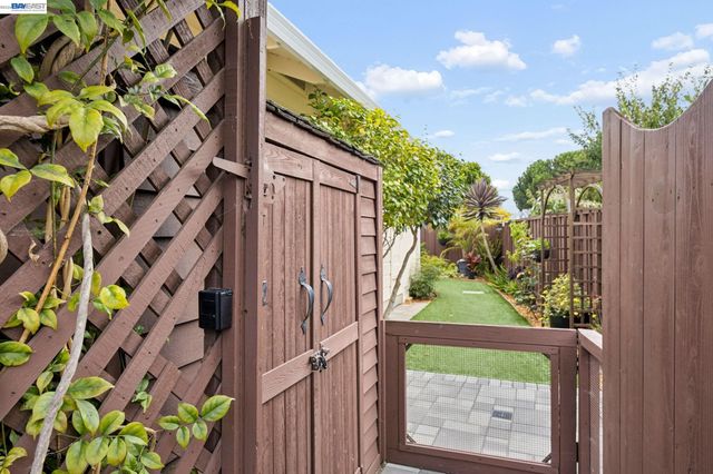 104 Cypress St, Alameda, CA 94501