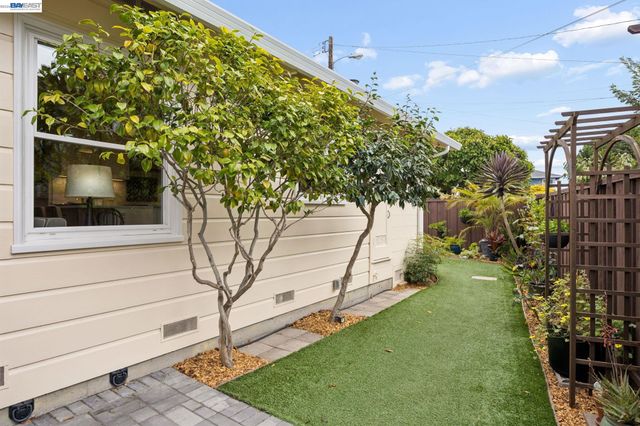 104 Cypress St, Alameda, CA 94501