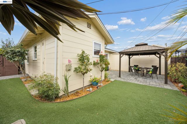 104 Cypress St, Alameda, CA 94501