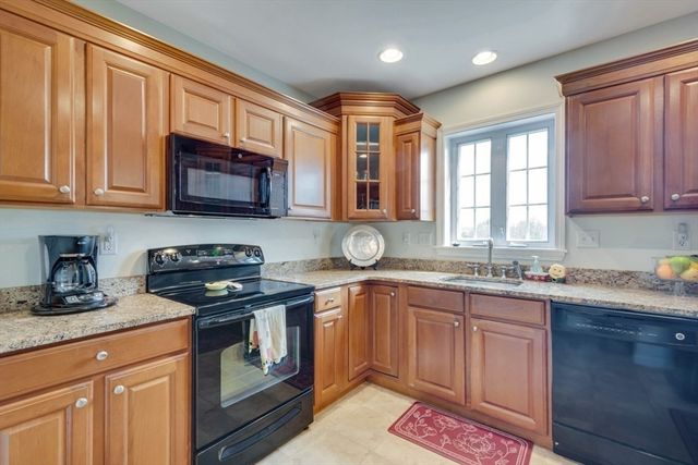 2311 Briarwood Vlg 2311, Clinton, MA 01510