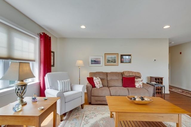 2311 Briarwood Vlg 2311, Clinton, MA 01510