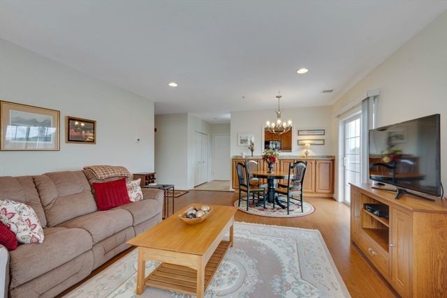 2311 Briarwood Vlg 2311, Clinton, MA 01510