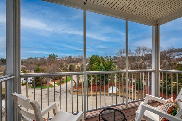 2311 Briarwood Vlg 2311, Clinton, MA 01510