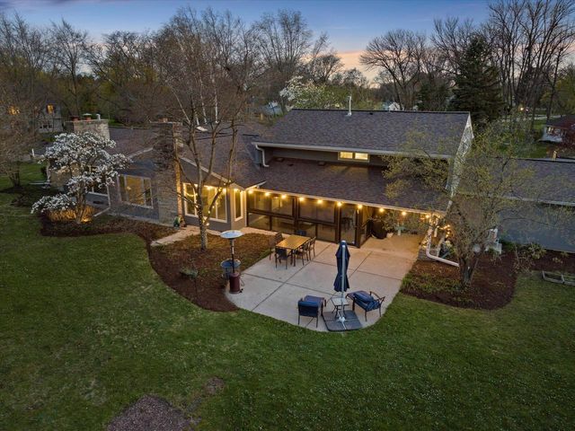 9010 N Tennyson DRIVE, Bayside, WI 53217