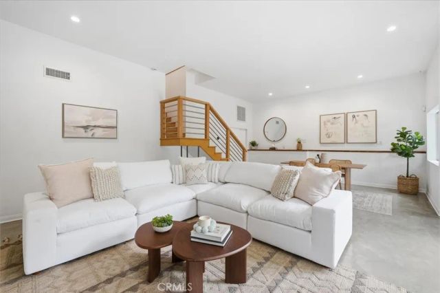 2448 Riverside Pl, Los Angeles, CA 90039
