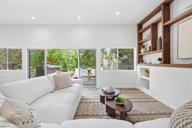 2448 Riverside Pl, Los Angeles, CA 90039
