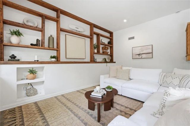2448 Riverside Pl, Los Angeles, CA 90039