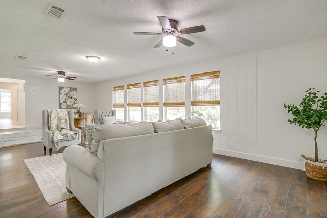 322 W Russell Street, Weatherford, TX 76086