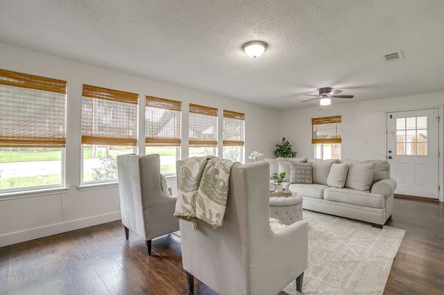 322 W Russell Street, Weatherford, TX 76086