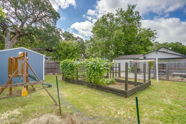322 W Russell Street, Weatherford, TX 76086