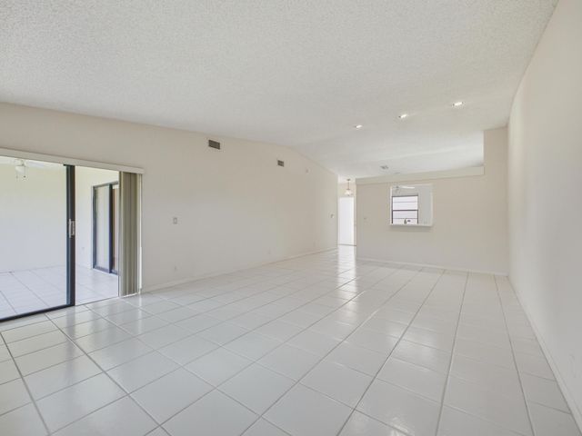 6200 Kings Gate Circle, Delray Beach, FL 33484