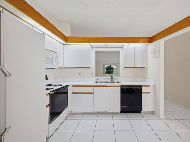 6200 Kings Gate Circle, Delray Beach, FL 33484