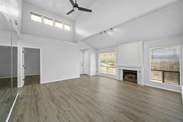 522 Hunters Glen Street, Lewisville, TX 75067