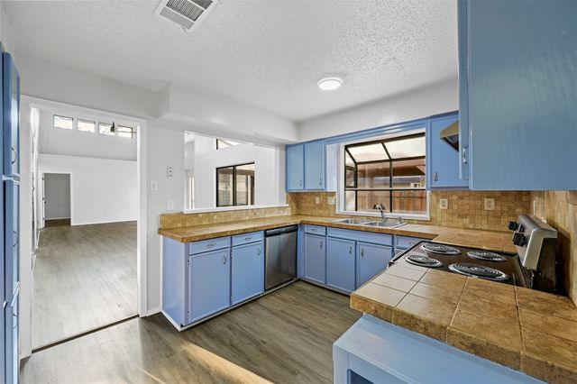 522 Hunters Glen Street, Lewisville, TX 75067