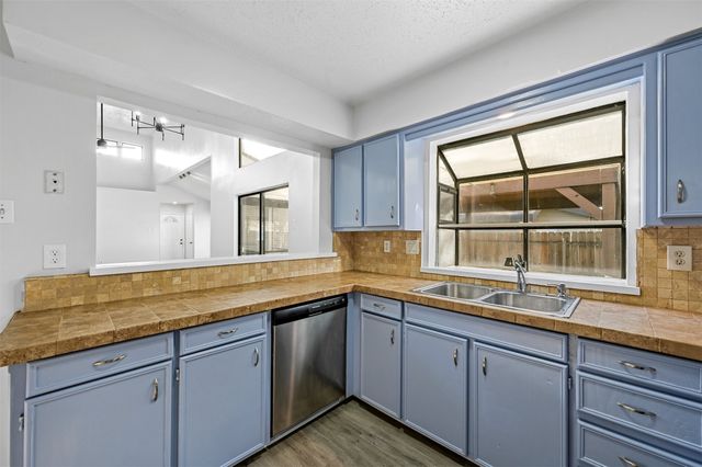 522 Hunters Glen Street, Lewisville, TX 75067