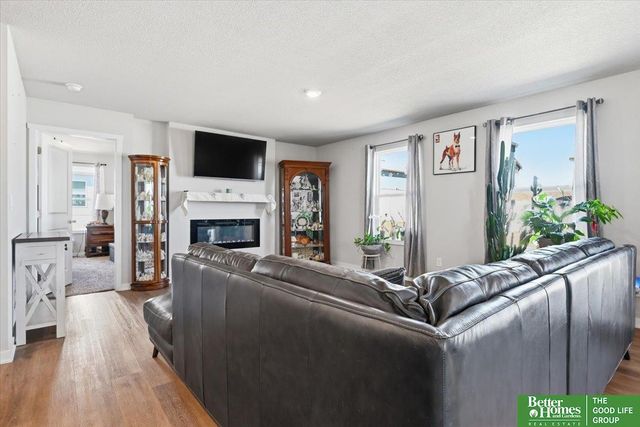 11452 Sunburst Drive, Papillion, NE 68046