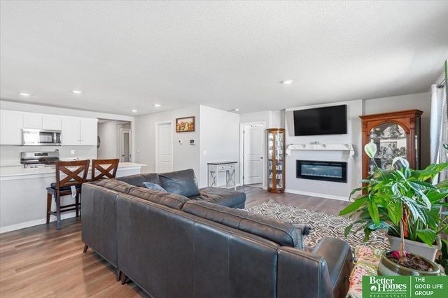 11452 Sunburst Drive, Papillion, NE 68046