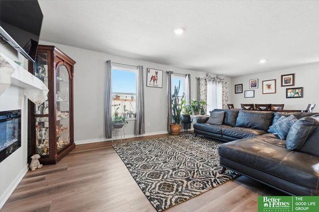 11452 Sunburst Drive, Papillion, NE 68046