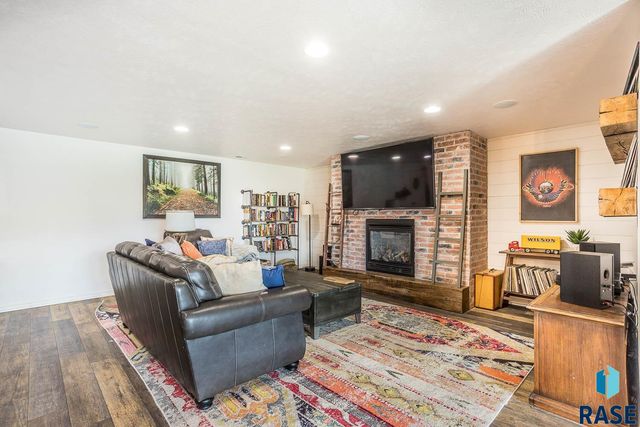 4312 Alpine Ave, Sioux Falls, SD 57110