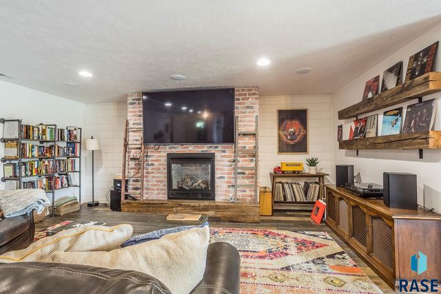 4312 Alpine Ave, Sioux Falls, SD 57110
