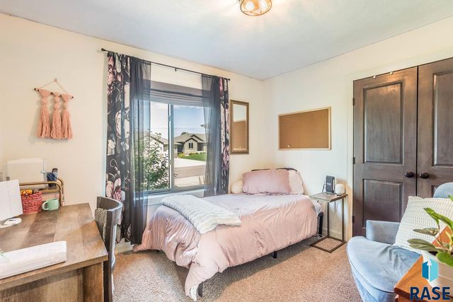 4312 Alpine Ave, Sioux Falls, SD 57110