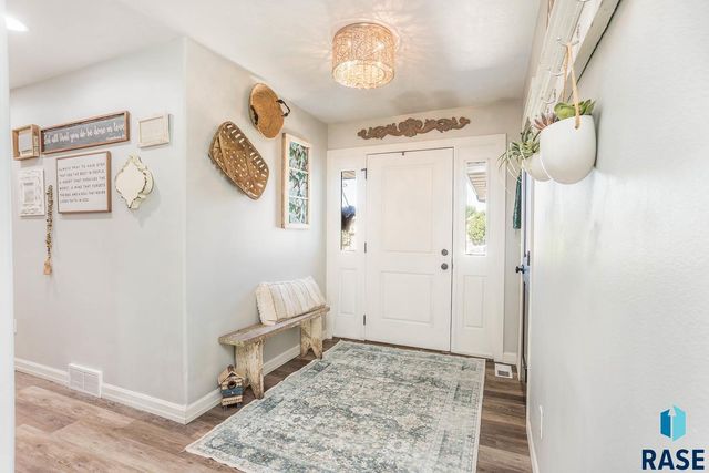 4312 Alpine Ave, Sioux Falls, SD 57110