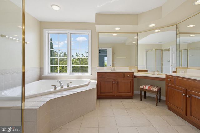 137 HUNTINGWOOD DR, Lancaster, PA 17602