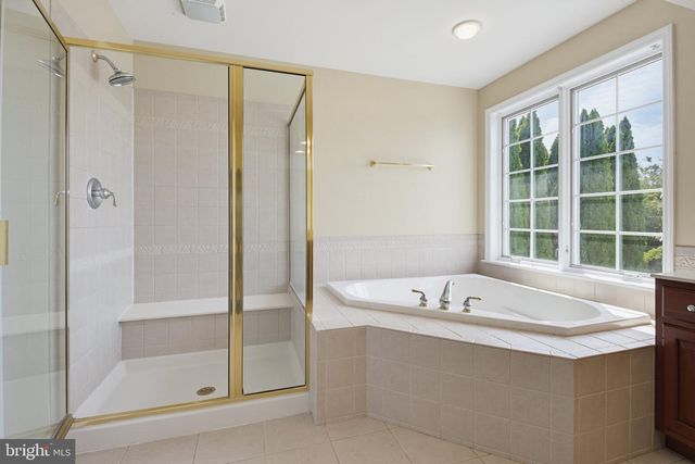137 HUNTINGWOOD DR, Lancaster, PA 17602