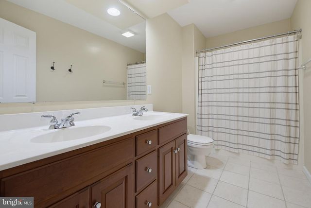 137 HUNTINGWOOD DR, Lancaster, PA 17602