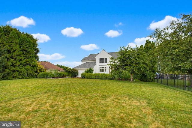 137 HUNTINGWOOD DR, Lancaster, PA 17602