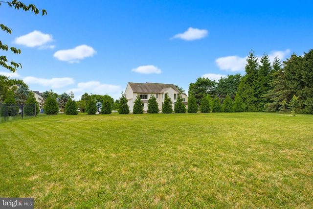 137 HUNTINGWOOD DR, Lancaster, PA 17602