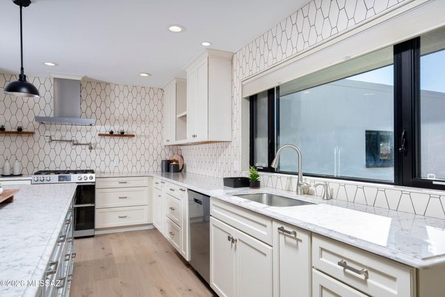 575 W Valoro Drive, Oro Valley, AZ 85737