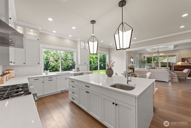 222 106th Avenue SE, Bellevue, WA 98004