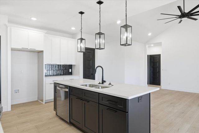 1371 N Collins Drive, Republic, MO 65738