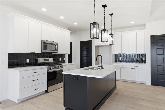 1371 N Collins Drive, Republic, MO 65738