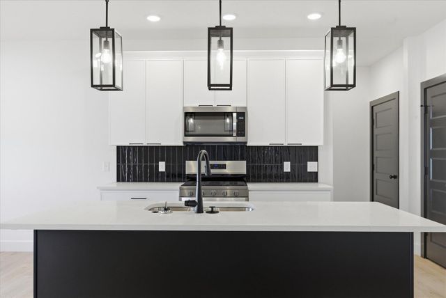 1371 N Collins Drive, Republic, MO 65738