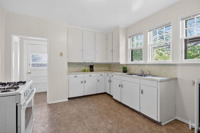 302 Ellery Avenue, Jackson, MI 49201
