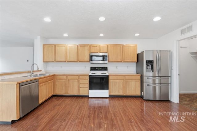 9553 W Trestlewood Dr, Boise, ID 83709