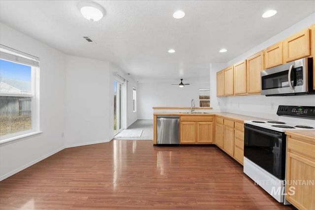 9553 W Trestlewood Dr, Boise, ID 83709