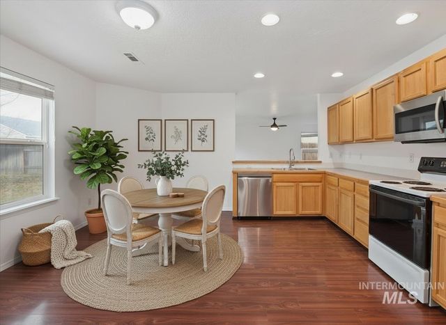 9553 W Trestlewood Dr, Boise, ID 83709