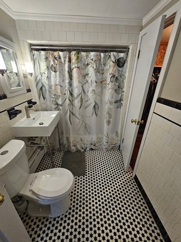 39 Lake St, Webster, MA 01570