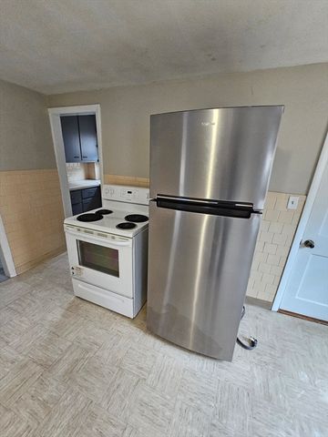 39 Lake St, Webster, MA 01570