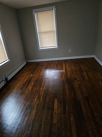 39 Lake St, Webster, MA 01570