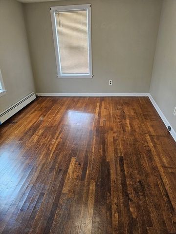 39 Lake St, Webster, MA 01570