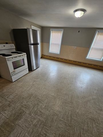 39 Lake St, Webster, MA 01570